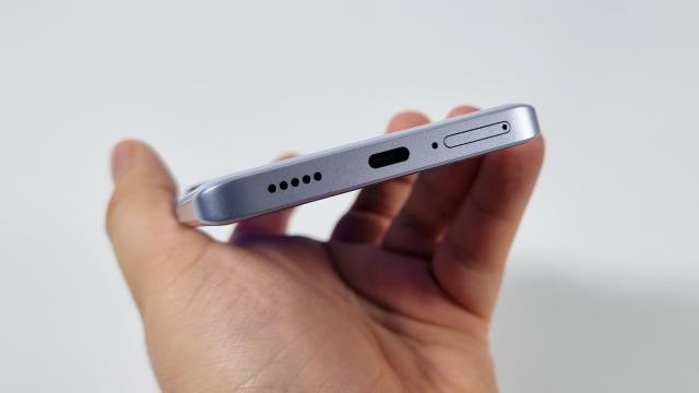 <b>Redmi Note 13 Pro+ 5G - Acustică</b>Redmi a pus difuzoare stereo pe majoritatea modelelor din seria Note 13. Varianta de top din lineup nu face excepție, astfel că avem speakere separate. Un difuzor e în partea de jos, lângă portul USB-C, iar unul în partea de sus, acolo unde găsim