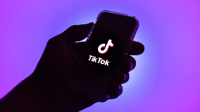 <b>TikTok pare să fie echivalentul unui drog conform UE; Platforma suspendă recompensele pentru timp petrecut în aplicaţie</b>Atunci când afli că UE a demarat o anchetă pentru a afla dacă TikTok provoacă dependență, nu ai cum să nu vezi acest serviciu ca pe un... drog. Ca atare TikTok a fost nevoită să suspende programul de recompensare a utilizatorilor care 