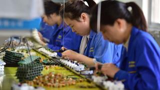 America depinde de China pentru telefoane, mașini electrice și alte gadgeturi; Iată cum vrea SUA să rupă această dependență