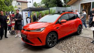 Am văzut noul BYD Dolphin G DM-i, hatchback hibrid cu peste 1000 kilometri autonomie, maşina familistului urban