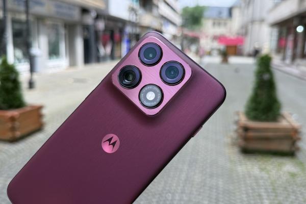 Motorola edge 70 Pro: Design elegant, ecran curbat pe toate laturile și o nuanță Pantone care întoarce priviri