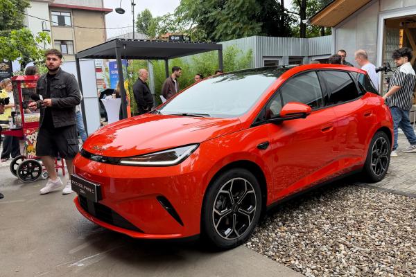Am văzut noul BYD Dolphin G DM-i, hatchback hibrid cu peste 1000 kilometri autonomie, maşina familistului urban