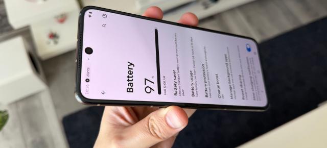 Motorola RAZR 70 Ultra: Baterie ușor actualizată, care ține pasul cu schimbarea de procesor 