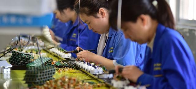 America depinde de China pentru telefoane, mașini electrice și alte gadgeturi; Iată cum vrea SUA să rupă această dependență