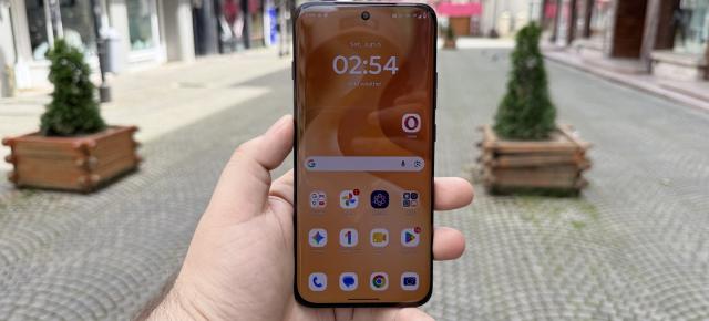 Motorola edge 70 Pro: Ecran de flagship, luminos, curbat pe 4 laturi, cu refresh rate de 144Hz pentru gameri