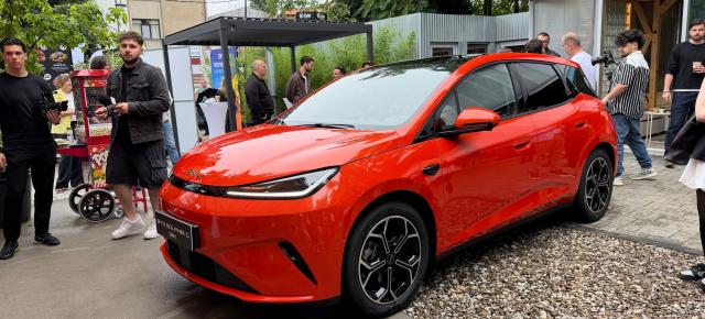 Am văzut noul BYD Dolphin G DM-i, hatchback hibrid cu peste 1000 kilometri autonomie, maşina familistului urban
