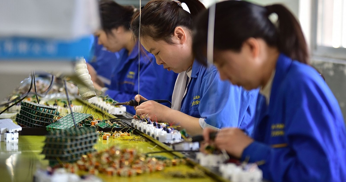 America depinde de China pentru telefoane, mașini electrice și alte gadgeturi; Iată cum vrea SUA să rupă această dependență