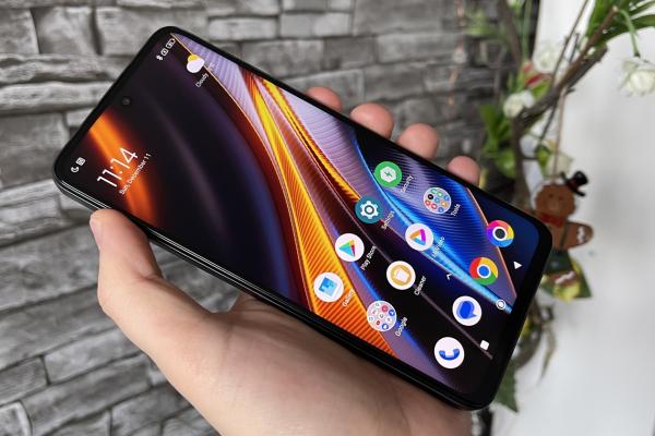 POCO X4 GT: Display ultra setabil, dar mulţumitor în afară vremii caniculare