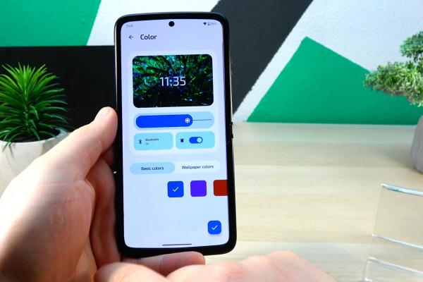 Motorola RAZR 2022: OS, UI, aplicaţii cu extra funcţii de muncă Ready For, ecran extern versatil