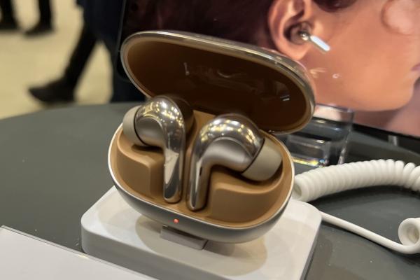 MWC 2023: Xiaomi Buds 4 Pro Hands-on - Căști wireless premium, cu ANC îmbunătățit, suport LDAC și un design inedit