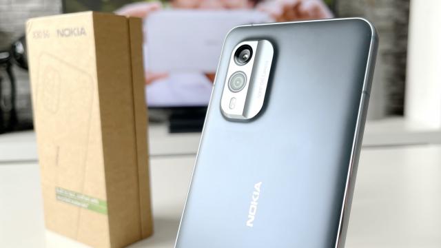 <b>Nokia X30 5G: Hardware 70% OK, 30% compromis</b>Nokia X30 5G are un hardware satisfăcător pe alocuri, dar şi cu câteva dezamăgiri, precum procesorul Snapdragon 695, care automat ne limitează la filmare FHD. Începe totuşi bine, cu un ecran AMOLED de 6.43 inch, cu rezoluţie de 2400 x 1080 pixeli şi..