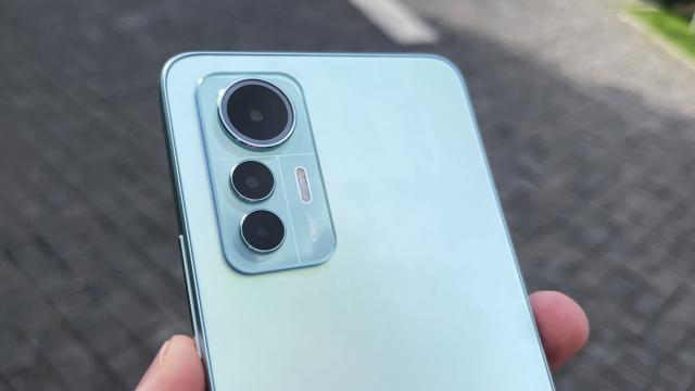 <b>Xiaomi 12 Lite: Camera face un salt binevenit la selfie, culori, nu multe altele</b>Xiaomi 12 Lite face câteva schimbări însemnate faţă de predecesorii săi şi mă refer şi la Xiaomi Mi 11 Lite 5G şi Xiaomi 11 Lite 5G NE. În primul rând am trecut de la o cameră selfie de 20 MP cu focalizare fixă la una de 32 MP cu focalizare automată