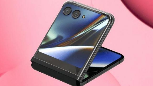 <b>MOTO RAZR 2023 apare în randări și surprinde printr-un ecran extern ce ocupă întreaga zonă frontală; Și Galaxy Z Flip5 va crește diagonala</b>La doar o zi distanță de la aflarea veștii că Samsung Galaxy Z Flip5 va avea un ecran extern mai mare chiar și decât proaspăt lansatul OPPO Find N2 Flip, iată că vine un leak suprinzător pentru un alt rival cu clapetă și anume Motorola RAZR 2023
