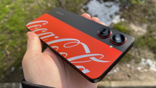 <b>realme 10 Pro Coca-Cola Edition Review: Smartphone-ul ediție limitată pe care nu îl poți avea, cu design unic și accesorii pe măsură</b>Începutul de an 2023 a venit și cu surprize din partea celor de la realme care au lansat telefonul Coca-Cola, desigur într-o ediție limitată pe care cu greu poți pune mâna. Noi am fost destul de norocoși pentru a primi unul în teste