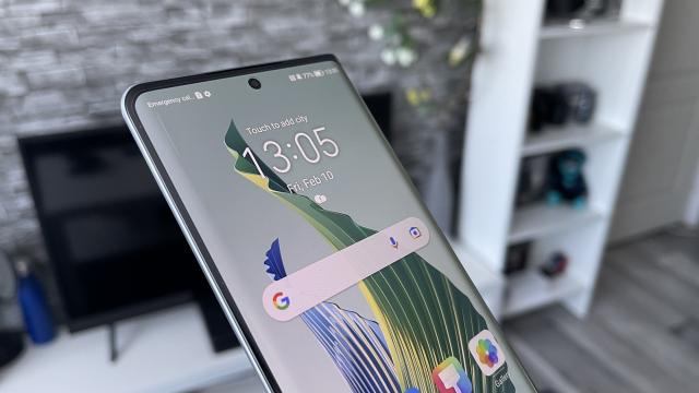 <b>HONOR Magic5 Lite: OS, UI, aplicaţii și Android 12 cu Magic UI 6.1 aplicat peste</b>Am ajuns la partea software, acolo unde ne-am întâlnit pe Honor Magic5 Lite cu Android 12 + interfața Magic UI 6.1. Ca securizare avem aici parte de un scanner de amprente optic integrat sub ecran care funcționează rapid și precis, iar în cazul 