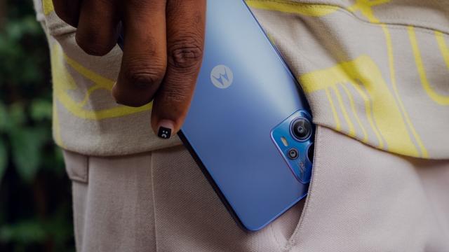 <b>Motorola Moto G13 completează noua serie G din România, fiind de astăzi disponibil la vânzare</b>Luna februarie a marcat sosirea a multe telefoane Motorola pe piața locală, de la Moto G53, la Moto G73 și mai nou Moto G23 - model din urmă despre care am relatat chiar ieri. Astăzi aflăm că apare și Moto G13 la vânzare pe plan