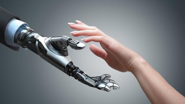 <b>Microsoft antrenează ChatGPT pentru a controla roboți; Programarea mașinăriilor devine mai simplă</b>Am scris mult despre chatbot-ul dezvoltat de către OpenAI, fiind în prezent cea mai bună soluție de pe piață care folosește inteligență artificială. El poate scrie cod, eseuri, poezii chiar și îți prezintă răspunsuri realiste pentru întrebările tale