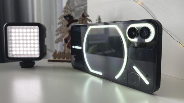 <b>Nothing Phone (1), cel mai popular telefon midrange din 2022, e disponibil acum la o sumă atractivă; Iată de unde îl cumperi pentru 1915 lei</b>Nothing e o companie nouă, însă este condusă de Carl Pei, co-fondator al OnePlus. El a avut un rol important în dezvoltarea și promovarea smartphone-urilor OnePlus, iar de ceva timp și-a creat propria companie. A luat astfel naștere în 2022 Nothing Phone 