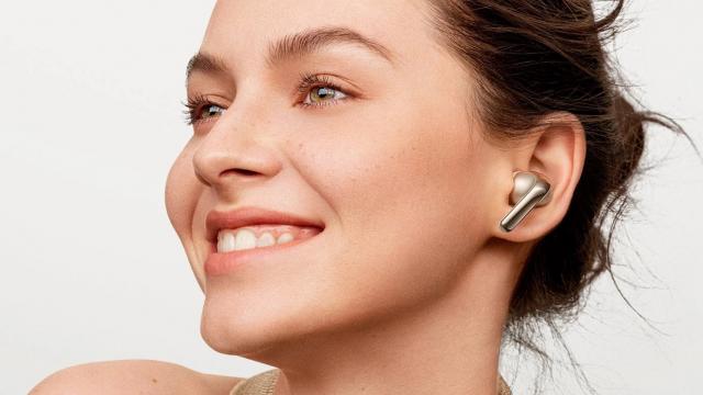 <b>MWC 2023: Xiaomi prezintă căștile wireless Buds 4 Pro, cu ANC îmbunătățit, suport LDAC Sony și încărcare wireles Qi</b>Evenimentul organizat astăzi de Xiaomi în Barcelona cu ocazia târgului de tehnologie Mobile World Congress 2023 ne-a adus și o serie de produse IoT, printre care o nouă trotinetă și o pereche de căști wireless. Vorbim despre modelul Xiaomi 