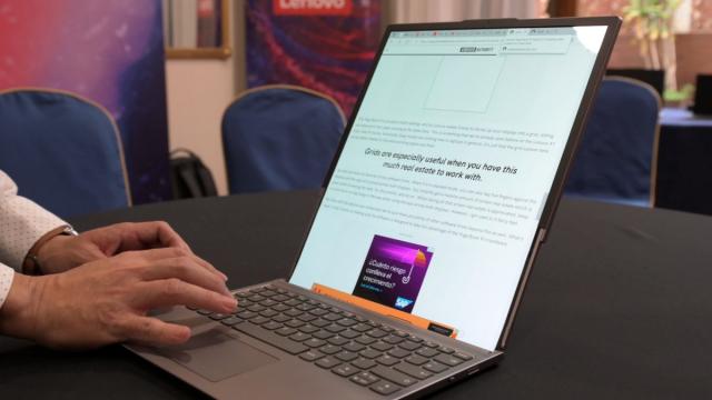 <b>MWC 2023: Lenovo aduce în Barcelona un laptop cu ecran rulabil care își extinde diagonala de la 12 la 15.3 inch </b>Pe lângă conceptul Motorola Moto RIZR prezentat în Barcelona cu ocazia MWC (video hands-on aici), compania mamă, adică Lenovo, a mai avut ceva de dezvăluit la fața locului - un laptop cu ecran rulabil. Acesta este tot la stadiul de concept și 