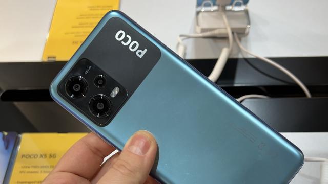 <b>MWC 2023: POCO X5 5G Hands-on - Smartphone accesibil orientat spre light gaming și consum media, cu panou AMOLED generos</b>La MWC 2023 îl vedem și pe POCO X5 5G, „butonat” de colegul Alex aflat la fața locului. Este un smartphone midrange, accesibil, orientat spre gaming și consum media. Aduce CPU-ul lui POCO X4 Pro, are ecran AMOLED generos și e fabricat din plastic