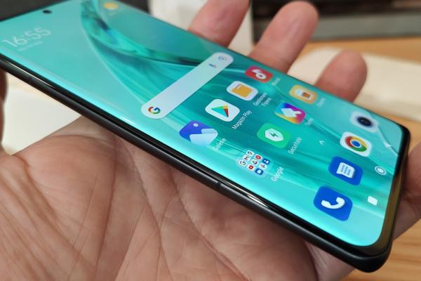 Xiaomi 12X: Display luminos, curbat, încăpător pe o diagonală mai "cuminte"