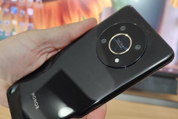 Honor Magic4 Lite Unboxing: un inel "fermecat" în spate şi un ecran mare şi imersiv pentru multimedia (Video)