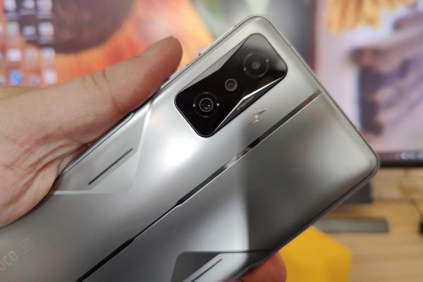 POCO F4 GT: Design mai discret decât telefonul clasic de gaming, cu butoane pop up superioare