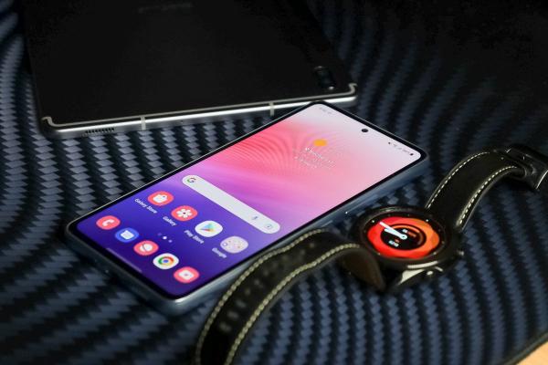 Samsung Galaxy A53 - Look tineresc, modern și construcție din plastic