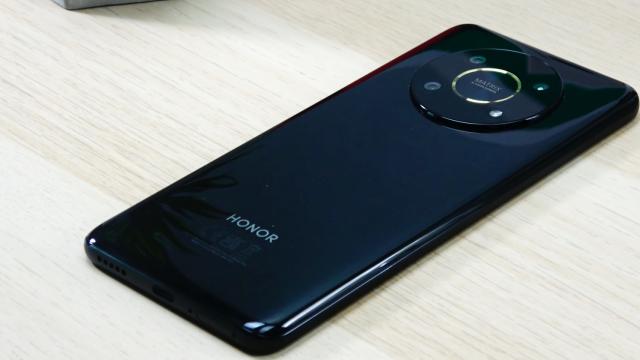 <b>HONOR Magic4 Lite review detaliat în limba română (Evaluare Mobilissimo)</b>Brandul HONOR a intrat pe piaţa din România în mai 2022 şi a oferit din start 4 modele de telefoane: HONOR X7 şi X8 în zona entry-midrange, HONOR Magic4 Lite în cea midrange şi HONOR Magic4 Pro drept flagship. 3 dintre aceste 4 telefoane au primis