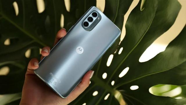 <b>Motorola Moto G62 5G debutează oficial! Telefon midrange cu display 120Hz, CPU Snapdragon 480+ și cameră de 50 MP în spate</b>Motorola a anunțat recent noi smartphone-uri midrange. După câteva scăpări pe web, Moto G62 5G a fost astfel prezentat oficial. Ar fi un smartphone midrange accesibil cu procesor Snapdragon 480+ 5G. Vine cu display cu refresh rate de 120Hz, are cameră