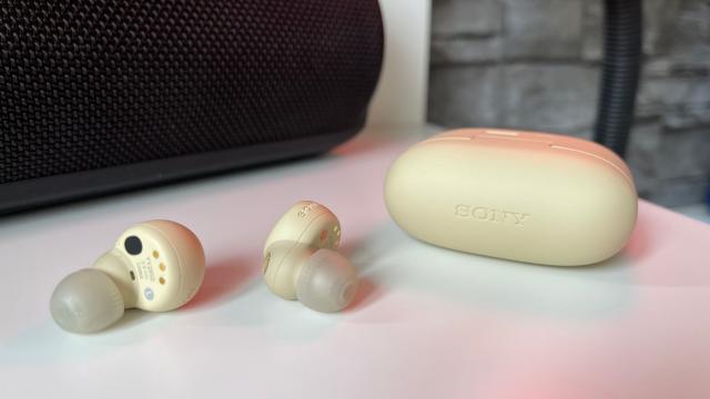 <b>Prezentare Sony LinkBuds S: Cele mai comode căști wireless in-ear Sony pun la bătaie un sistem ANC smart și LDAC</b>Finalul iernii 2022 a venit cu un produs inedit și neașteptat semnat Sony, fiind vorba despre căștile in-ear wireless numite LinkBuds. Acestea se remarcau prin design-ul Open Ring (inel deschis), ceva ce nu am mai văzut în segment 