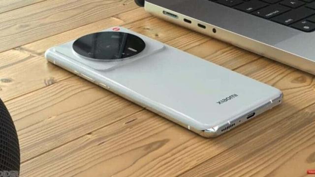 <b>Xiaomi 12 Ultra își face apariția în fotografii reale! Are design premium, elegant, modul foto generos, optică Leica</b>Pare-că Xiaomi 12 Ultra e pregătit de debut, telefonul primind acum ultimele certificări de care are nevoie pentru a deveni oficial. Înainte de lansare însă, telefonul a primit randări fan-made. A apărut apoi în randări de huse, iar acum pare-că au apărut