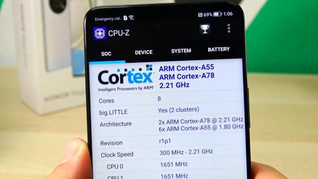 <b>HONOR Magic4 Lite: Hardware midrange rezonabil, dar preţul trebuie să scadă</b>HONOR Magic4 Lite are un ecran foarte generos, cu diagonală de 6.81 inch şi cu rezoluţie Full HD+, mai precis 2388 x 1080 pixeli. Foloseşte panou IPS LCD, are refresh rate de 120 Hz şi muchii foarte înguste, cât grosimea unui card de credit.
Acest telefon