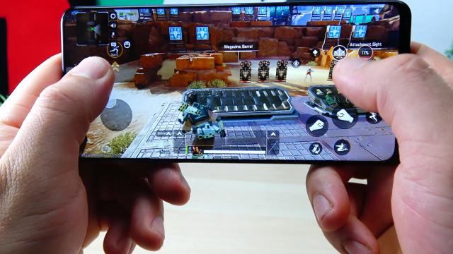 <b>HONOR Magic4 Lite: Benchmark-uri comparabile cu câteva hituri midrange din 2021</b>HONOR Magic4 Lite are procesor Qualcomm Snapdragon 695 5G la bord, un CPU 6 de nm foarte răspândit pe telefoanele midrange. Aş zice că el şi Snapdragon 680 au scos seria Snapdragon 600 din mocirlă şi le-au făcut viabile şi pentru gaming