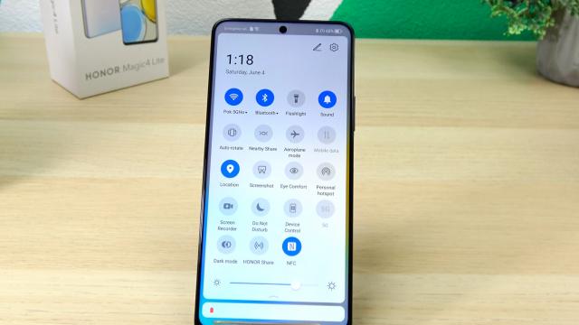 <b>HONOR Magic4 Lite: Conectivitate deloc rea pentru un telefon midrange</b>Pe partea de conectivitate avem Wi-Fi dual band, 5G, Bluetooth 5.1, GPS, AGPS, Glonass, BDS, NFC pentru plata contactless, dar şi portul USB-C 2.0 jos. Apelurile se aud binişor. Telefonul are două sloturi nano SIM la bord, dacă eraţi curioşi