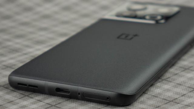 <b>OnePlus 10T își face apariția pentru prima dată în randări detaliate; Vine cu display OLED de 6.7 inch, modul foto de dimensiuni generoase</b>Au apărut recent multe zvonuri cu privire la așa-zisul OnePlus 10T. Se spune că ar fi ultimul flagship lansat de către companie în acest an, asta însemnând că e posibil să nu debuteze modele ca OnePlus 10 Ultra sau 10T Pro. Recent zvonacul Yogesh Brar