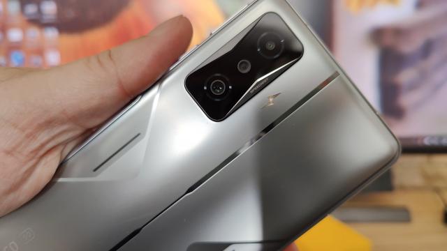 <b>POCO F4 GT: Design mai discret decât telefonul clasic de gaming, cu butoane pop up superioare</b>POCO F4 GT e greu de comparat cu alt telefon: a flagship nu arată neapărat, a telefon de gaming nu arată. Ce ştiu cu siguranţă e că e mai subţire şi mai uşor decât telefonul clasic de gaming. Acela gravitează pe la 240 de grame, în vreme ce acest model..