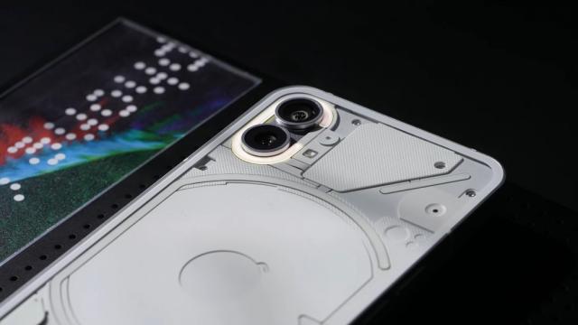 <b>Nothing Phone (1) va avea numeroase LED-uri de notificare în spate, inclusiv în jurul camerei foto (video)</b>Continuă leak-urile în număr mare pentru Nothing Phone (1), telefonul ce urmează a fi prezentat oficial în cadrul unui eveniment pe data de 12 iulie. Ținând cont de numărul de scăpări, am putea spune că nu mai este "nimic" de dezvăluit
