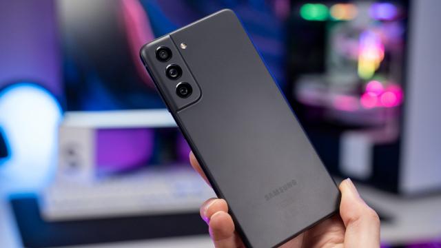 <b>Samsung pregătește modelul Galaxy S21 FE 4G; Ar fi un telefon accesibil cu procesor Snapdragon 720G</b>În 2020 debuta primul smartphone din seria FE (Fan Edition) din portofoliul Samsung. Vorbim despre Galaxy S20 FE care a sosit în versiuni 4G LTE și 5G, un model foarte apreciat, inclusiv în România. Deși nu credeam că mai ajunge, a debutat și succesorul