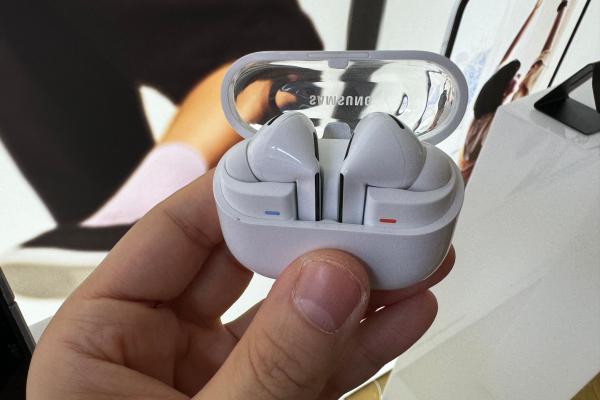 Samsung Galaxy Buds3 şi Buds3 Pro te fac să "vorbeşti chineză", au luminiţe "blade" de gaming (Hands On/Impresii)