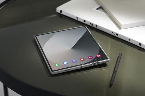 Samsung Galaxy Z Fold6 este aici și aduce în sfârșit ecran extern mai lat, rezistență la praf și upgrade de procesor 