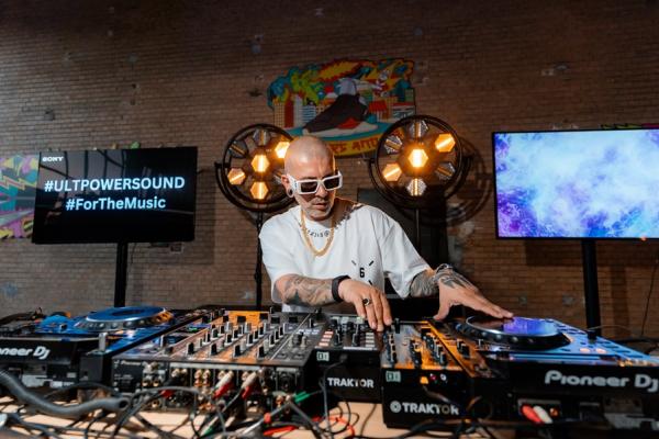 Sony prezintă boxa de acasă ULT Tower 10 cu o demonstrație live susținută de DJ Vali Bărbulescu