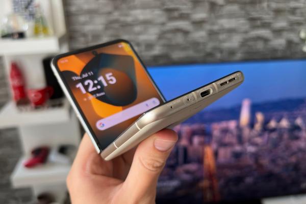 Motorola RAZR 50: Evoluție uriașă la capitolul design față de predecesor și accesoriu gentuță