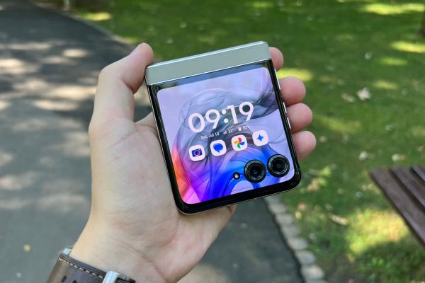 Motorola RAZR 50: Upgrade mare de tot pentru ecranul extern, panou pliabil LTPO 120Hz