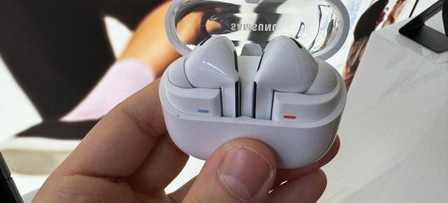 Samsung Galaxy Buds3 şi Buds3 Pro te fac să "vorbeşti chineză", au luminiţe "blade" de gaming (Hands On/Impresii)