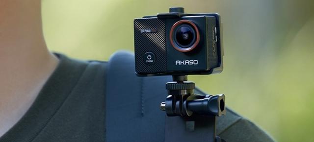 E LUNI e AMAZON: Azi vă recomandăm camera compactă de acțiune AKASO EK7000; Filmează 4K, e accesibilă și vine cu extra-accesorii la pachet