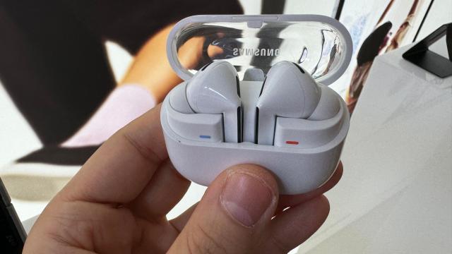 <b>Samsung Galaxy Buds3 şi Buds3 Pro te fac să "vorbeşti chineză", au luminiţe "blade" de gaming (Hands On/Impresii)</b>Samsung a adus surprinzător de multe upgrade-uri seriei de căşti Buds odată cu sosirea lui Galaxy Buds3 şi Buds3 Pro. Anii au trecut, Galaxy Buds 2 Pro venise hăt departe în 2011, era cazul de upgrade. Acum s-a schimbat radical 