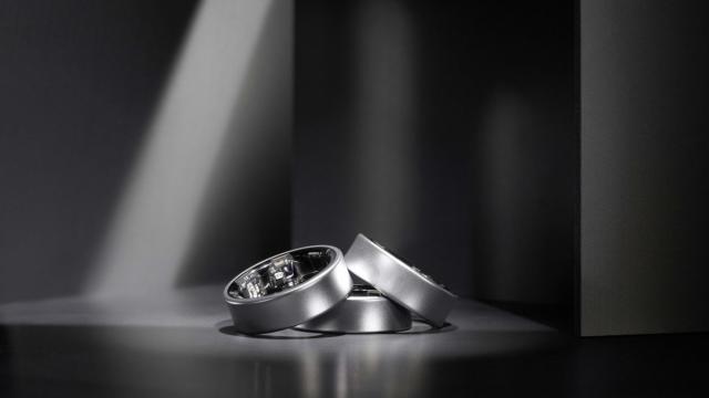 <b>Samsung Galaxy Ring e în sfârşit oficial: autonomie de până la 7 zile, senzor de temperatură şi puls</b>Samsung Galaxy Ring a fost dezvăluit că un soi de "one more thing" la evenimentul Unpacked Samsung din ianuarie, unde apărea seria Galaxy S24. A primit teasere, apoi a fost expus în 9 versiuni la MWC 2024. Debutul său în formă 