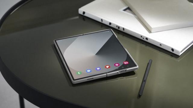 <b>Samsung Galaxy Z Fold6 este aici și aduce în sfârșit ecran extern mai lat, rezistență la praf și upgrade de procesor </b>Ziua cea mare este aici, momentul în care Samsung tocmai ce a anunțat noile sale smartphone-uri pliabile în frunte cu Samsung Galaxy Z Fold6, un telefon la care s-a ascultat mult de feedback-ul publicului legat de funcționalitate